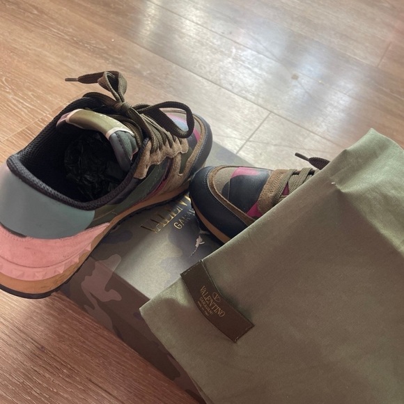 Valentino Garavani Sneakers - Picture 7 of 8